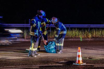 Stuttgart:Abschlepper verliert Ladung und loest Gefahrenstoffeinsatz aus